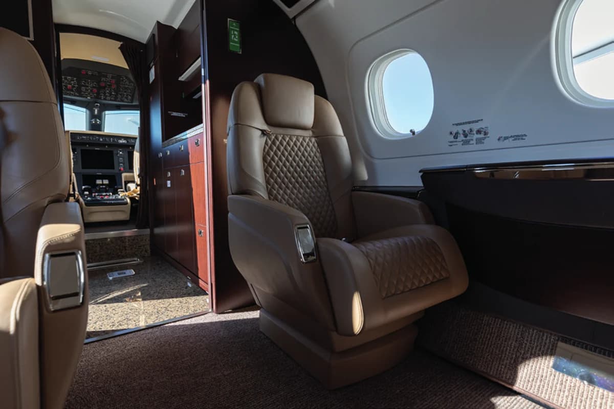 Praetor 600 UP-EM022 club seat with quilted leather