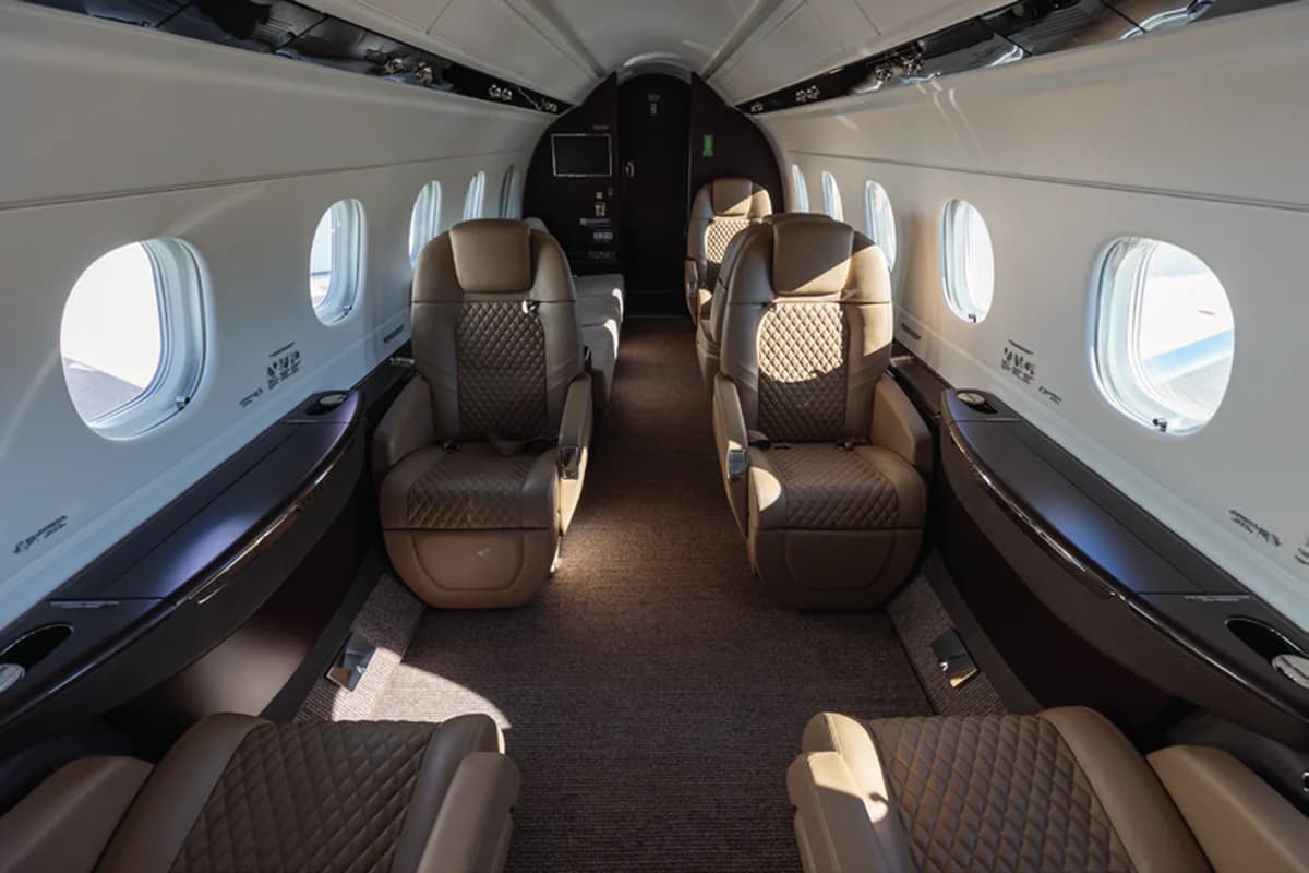 Praetor 600 UP-EM022 cabin with club seats and divan