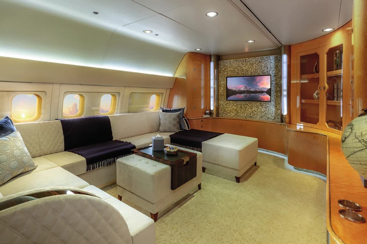 BBJ 767 P4-CLA lounge with divans and wood cabinetry