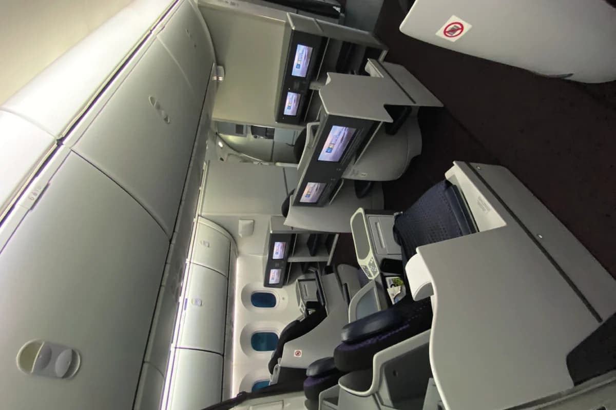787-8 P4-787 first-class cabin with flatbed seats and screens