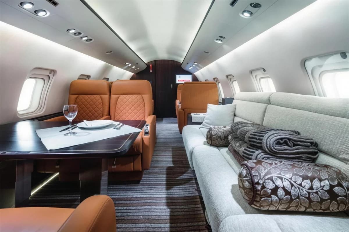 Challenger 850 UP-C8505 divan and table